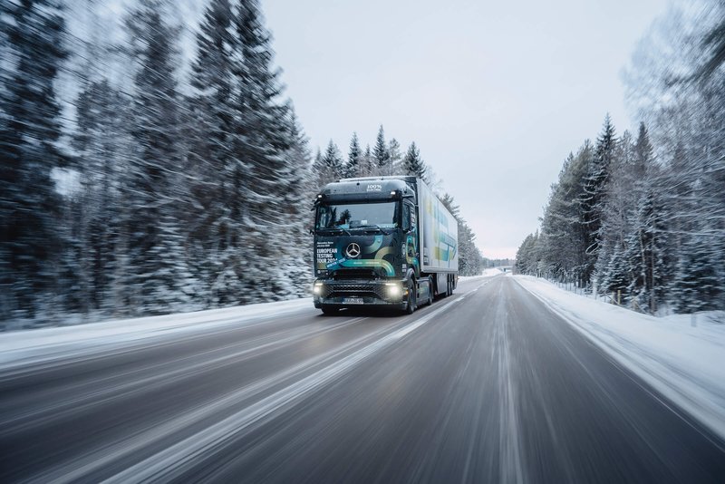 Der Mercedes Actros soll 500 Kilometer schaffen und sehr schnell nachladen. Foto: Mercedes-Benz