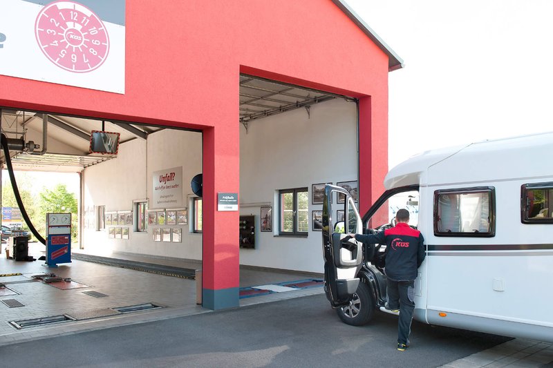 Es wird immer schwerer, die Gewichtslimits einzuhalten: Basis-Fahrzeuge werden schwerer, die Komfortansprüche steigen und die E-Bikes sollen ja ebenfalls noch mit an Bord. Foto: KÜS